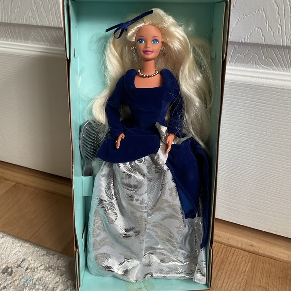 Vintage 1995 Avon Winter Velvet Barbie - Picture 4 of 7